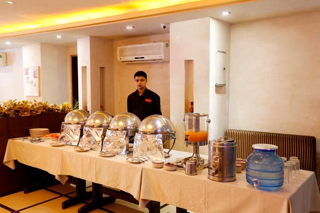 Airport La Sapphire Hotel & Restaurant New Delhi Buitenkant foto