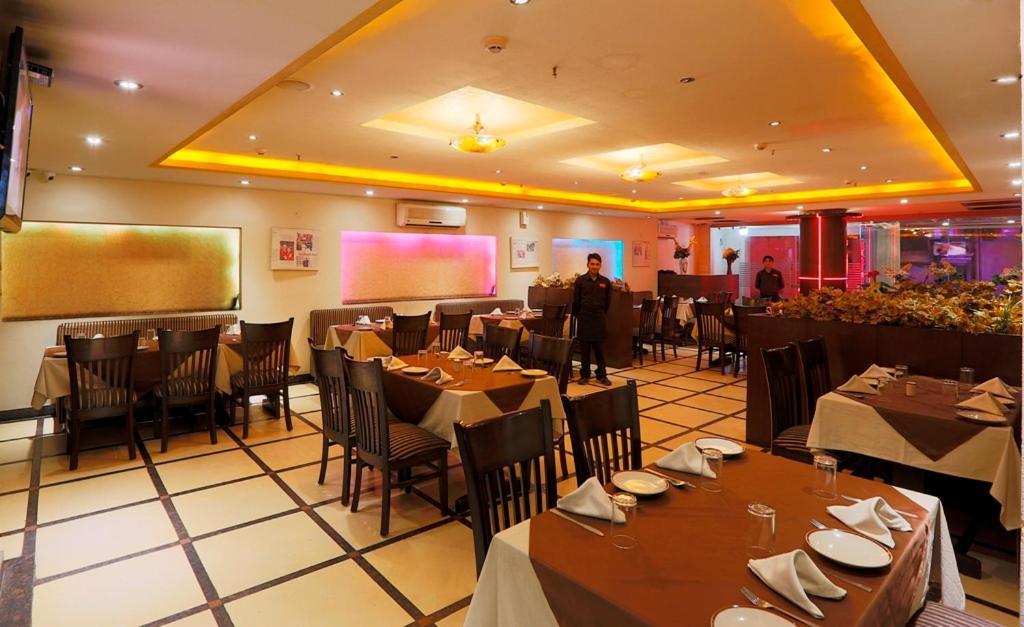 Airport La Sapphire Hotel & Restaurant New Delhi Buitenkant foto