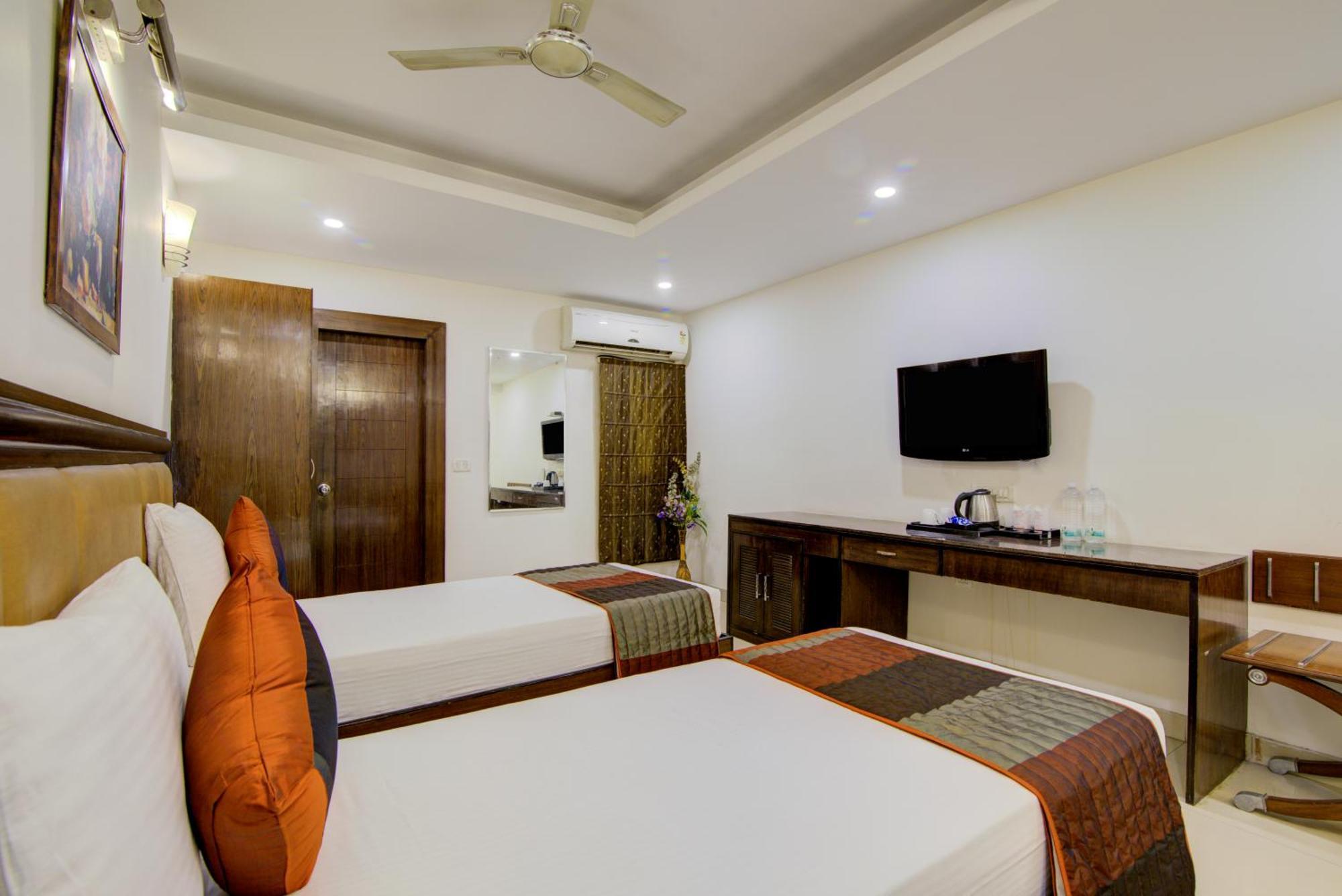 Airport La Sapphire Hotel & Restaurant New Delhi Buitenkant foto