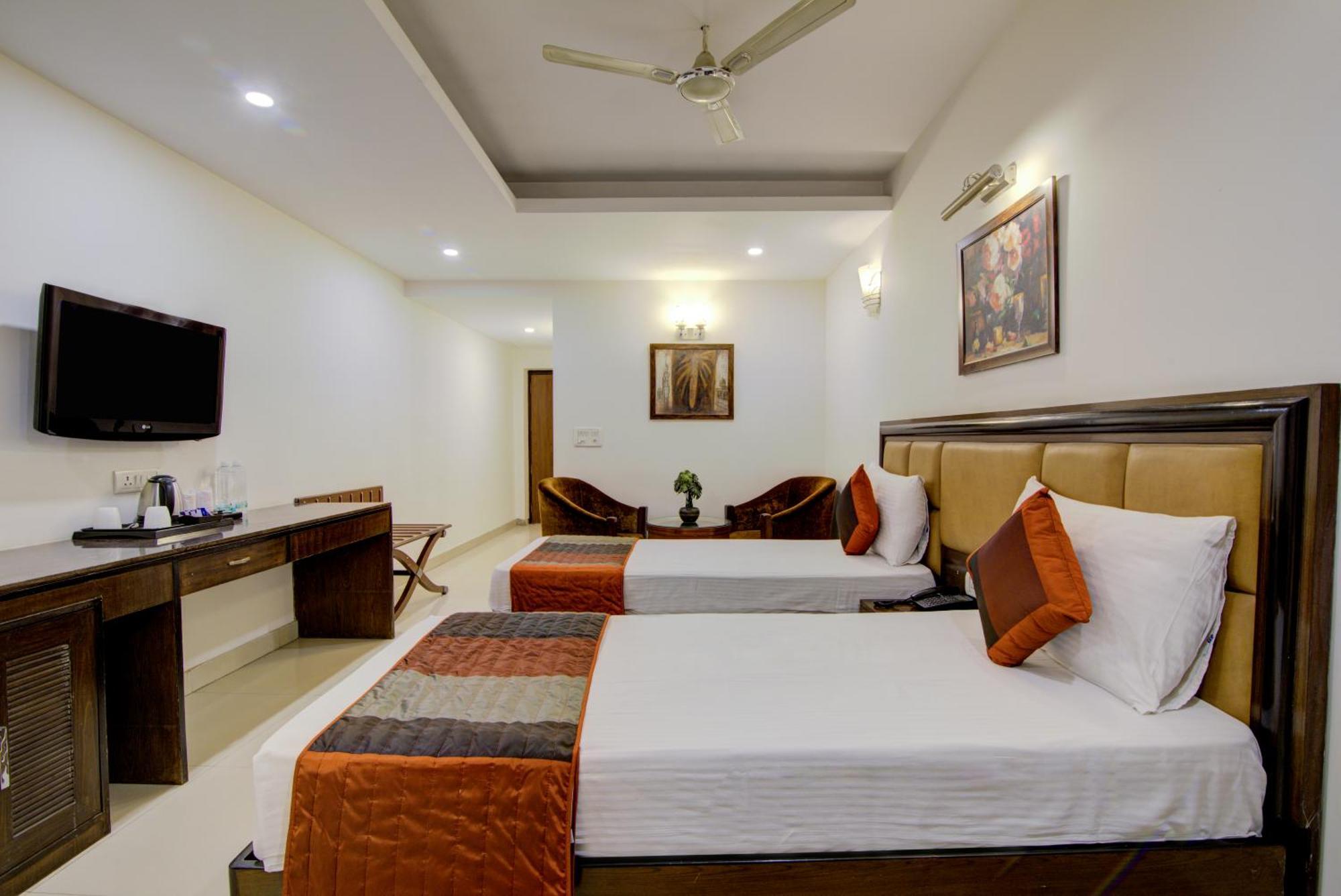 Airport La Sapphire Hotel & Restaurant New Delhi Buitenkant foto
