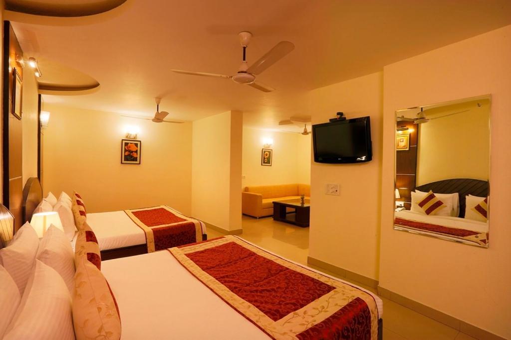 Airport La Sapphire Hotel & Restaurant New Delhi Buitenkant foto