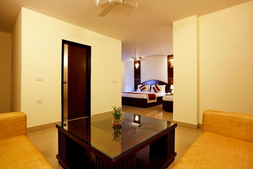 Airport La Sapphire Hotel & Restaurant New Delhi Buitenkant foto