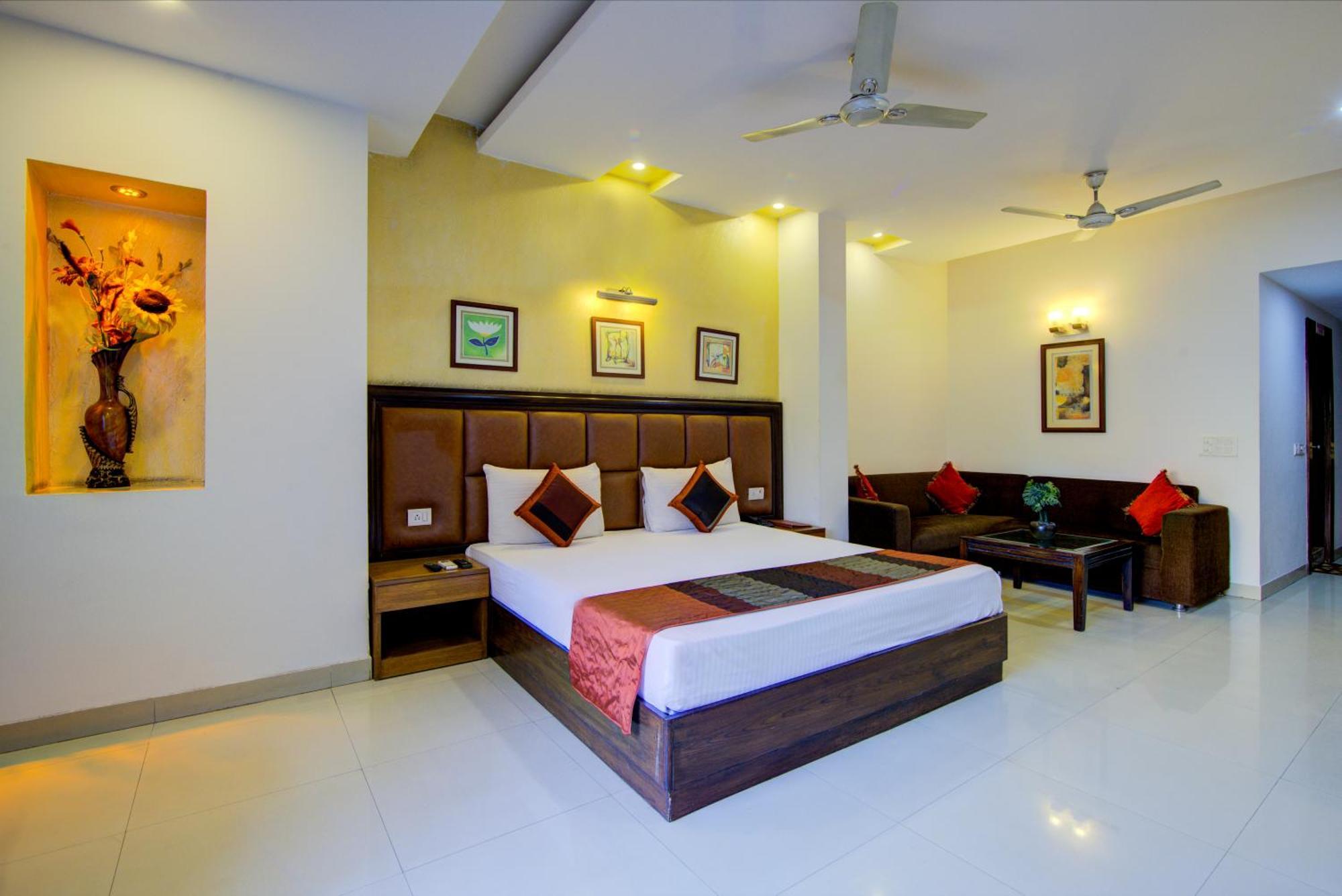 Airport La Sapphire Hotel & Restaurant New Delhi Buitenkant foto