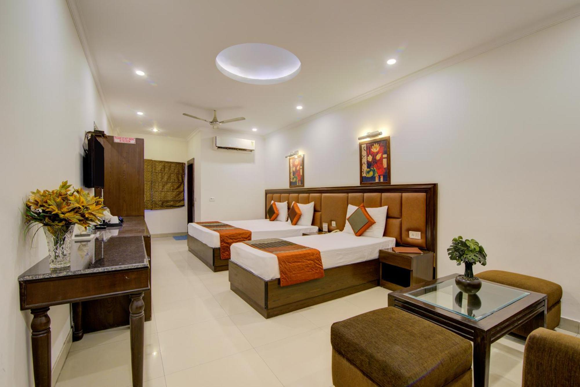 Airport La Sapphire Hotel & Restaurant New Delhi Buitenkant foto