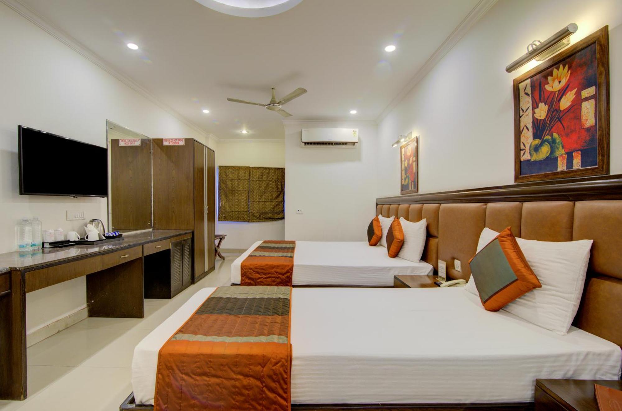 Airport La Sapphire Hotel & Restaurant New Delhi Buitenkant foto