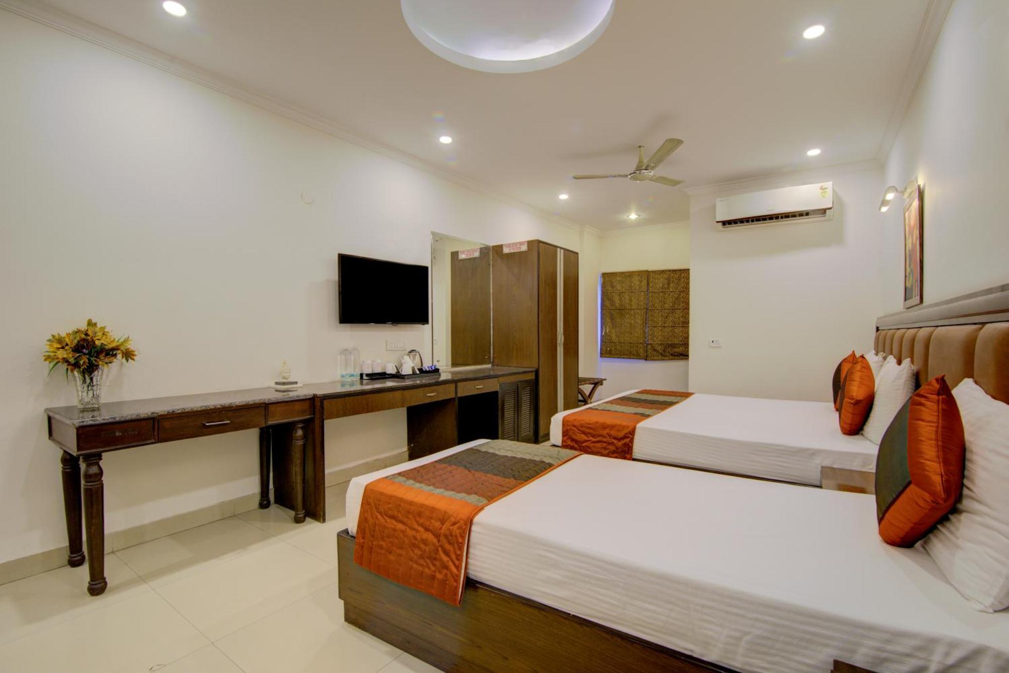 Airport La Sapphire Hotel & Restaurant New Delhi Buitenkant foto