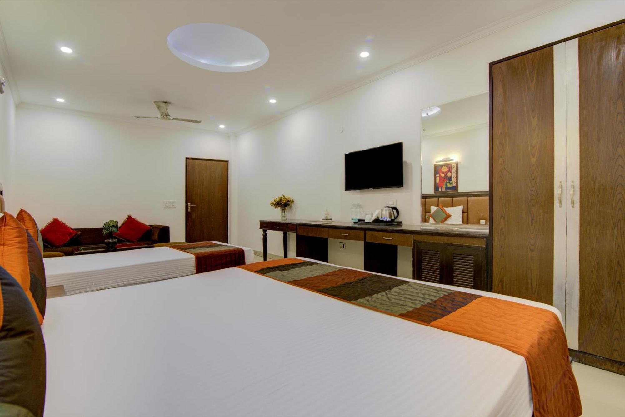 Airport La Sapphire Hotel & Restaurant New Delhi Buitenkant foto
