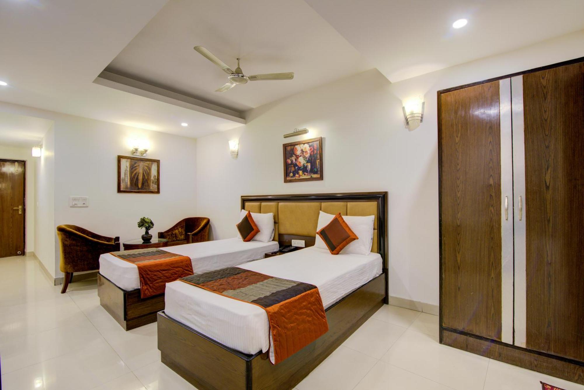 Airport La Sapphire Hotel & Restaurant New Delhi Buitenkant foto