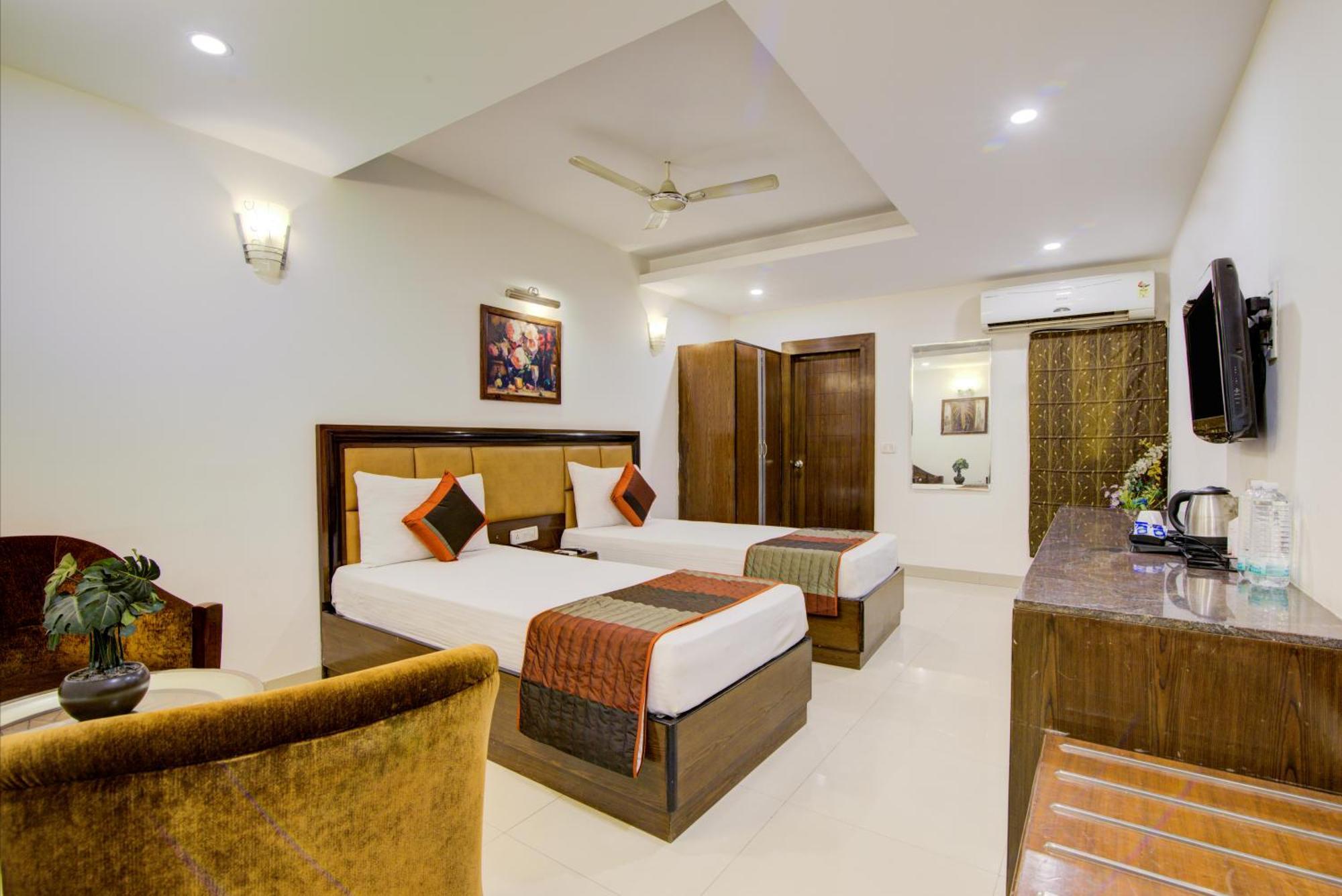 Airport La Sapphire Hotel & Restaurant New Delhi Buitenkant foto