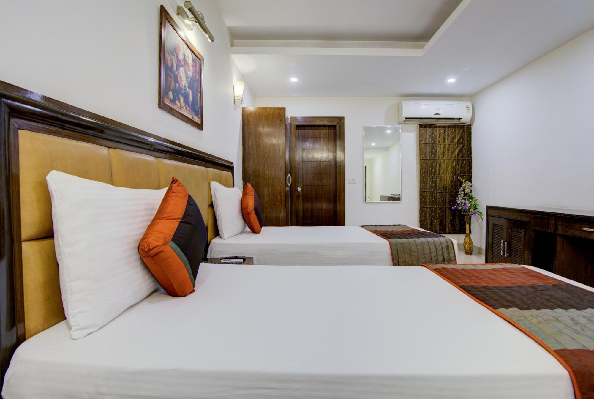 Airport La Sapphire Hotel & Restaurant New Delhi Buitenkant foto