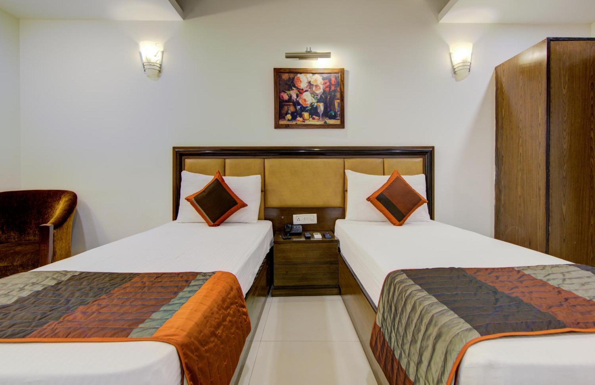 Airport La Sapphire Hotel & Restaurant New Delhi Buitenkant foto